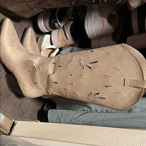Windsor Tan Heeled Boots with Textured Finish